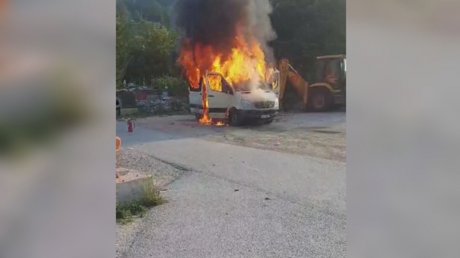 SVE JE IZGORELO ZA PAR MINUTA Vatra progutala kamper Holanđanima: Jeziva buktinja ispred restorana kod Nove Varoši (FOTO/VIDEO)