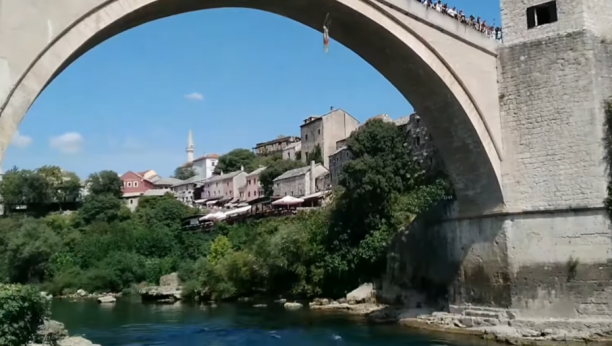 "PAZI, PAZI!" Umalo tragedija u Mostaru, skočio sa mosta, a publika počela da vrišti (VIDEO)