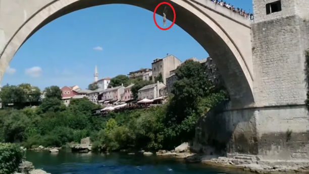 KAKVA HRABROST! Tinejdžerka iz Norveške izvela nesvakidašnji skok sa Starog mosta u Mostaru (VIDEO)