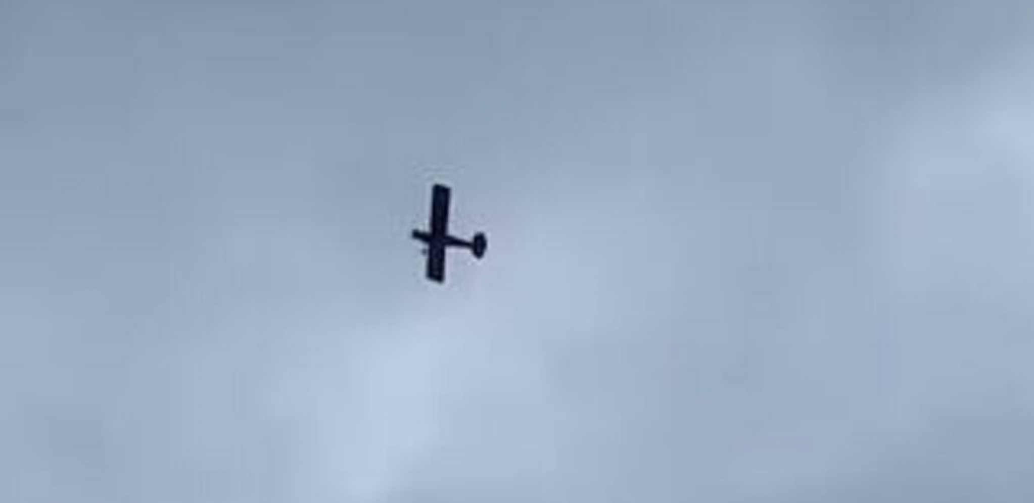 AVION LEBDI NA NEBU, STOJI U MESTU - NE POMERA SE! O ovom snimku bruji ceo svet, šta se ovde dešava? (VIDEO)