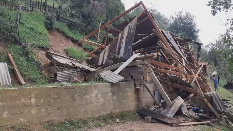 GROM SPRŽIO KRAVU! Nezapamćeno nevreme na Goliji, klizište nosilo automobile i traktor! (VIDEO)