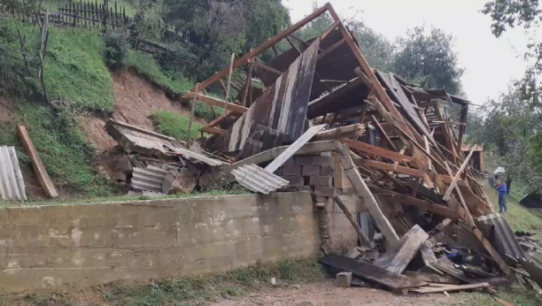 GROM SPRŽIO KRAVU! Nezapamćeno nevreme na Goliji, klizište nosilo automobile i traktor! (VIDEO)