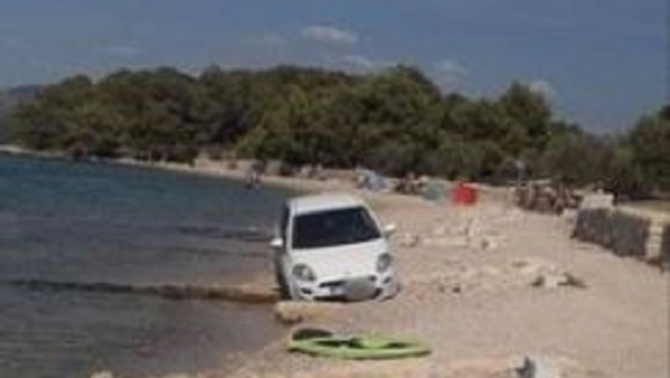 "TO JE PUNTO, NIJE PODMORNICA!" Neverovatan bezobrazluk na Jadranu, turisti se hvatali za glave na plaži! (FOTO)