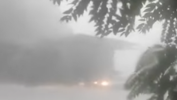 JAKO NEVREME SE SRUČILO NA SRBIJU Duva olujni vetar, u Novom Sadu padao grad, sve belo kao usred zime(VIDEO)