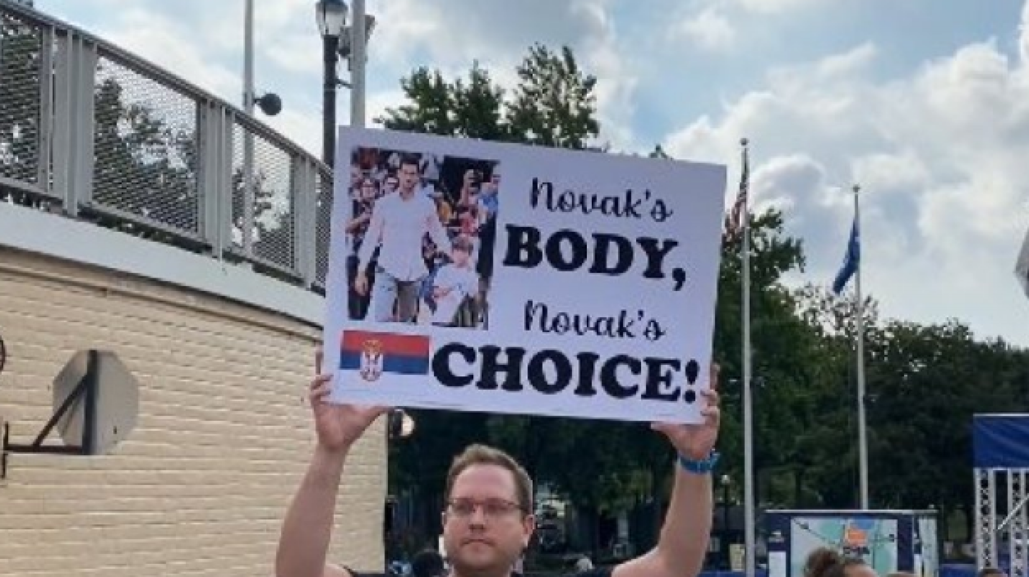 SCENE KOJE SU OBIŠLE SVET Amerika na nogama zbog Đokovića, jedan transparent se posebno izdvojio (FOTO/VIDEO)