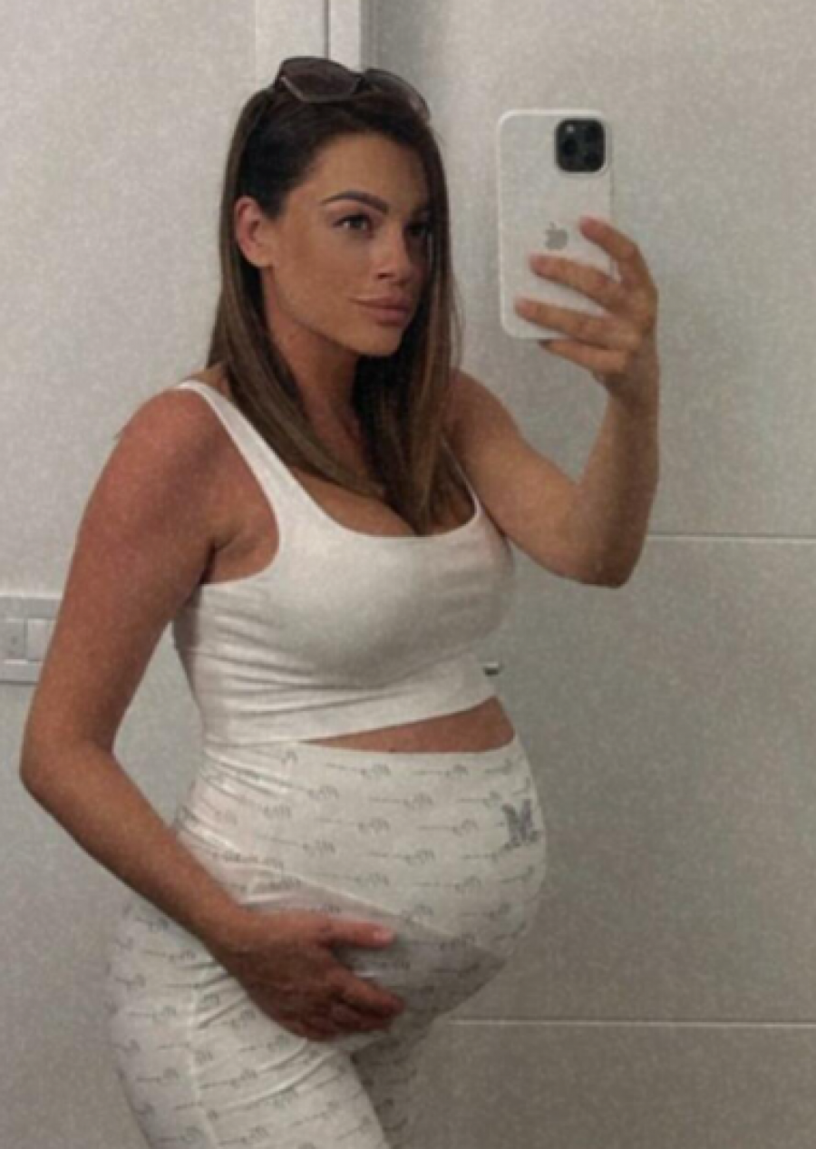 RASTOPILA MNOGA SRCA Jelena Kostov pokazala trudnički stomak: Mnogo smo porasli (FOTO)