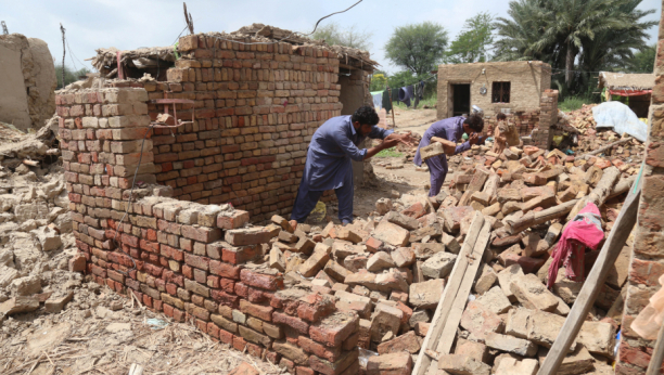 OBILNE MONSUNSKE PADAVINE PREPLAVILE PAKISTAN Broj žrtava od poplava povećan na više od 1.100 (FOTO)