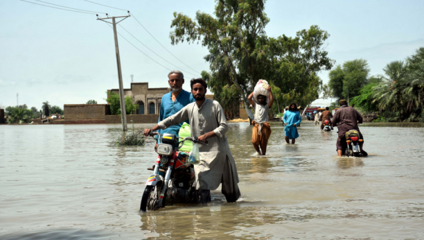 NAJGORE POPLAVE U ISTORIJI PAKISTANA Trećina zemlje pod vodom, 1100 ljudi stradalo, prete im "sekundarne katastrofe" (FOTO/VIDEO)