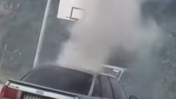 ZASTRAŠUJUĆA SCENA U KOTEŽU Dim kulja iz zapaljenog automobila pored igrališta (VIDEO)