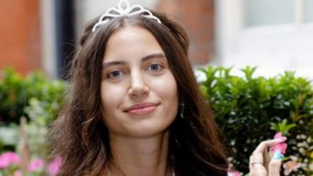 PRVA MISICA KOJA SE TAKMIČI BEZ TRUNKE ŠMINKE Prirodna lepotica ispisala istoriju i poslala značajnu poruku