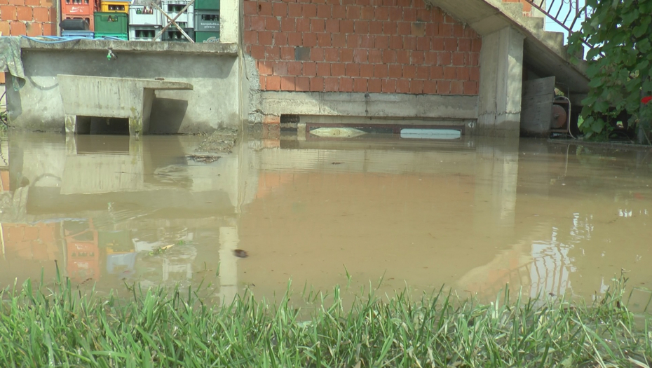 KATASTROFA KOD ČAČKA, CELO SELO POD VODOM Meštani u strahu od novih padavina (FOTO/VIDEO)