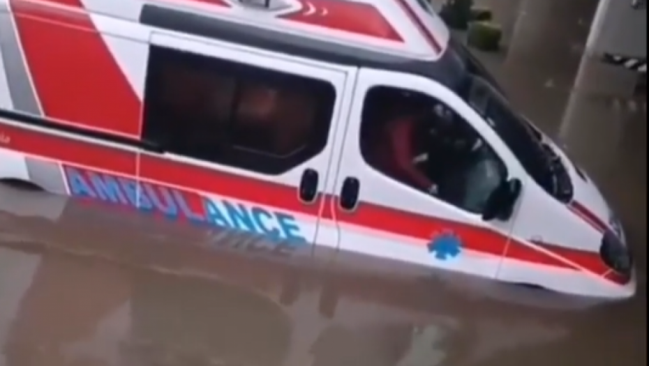 JAKO NEVREME POGODILO SKOPLJE Vetar čupao stabla i nosio krovove kuća, automobili plutaju po ulici (VIDEO)