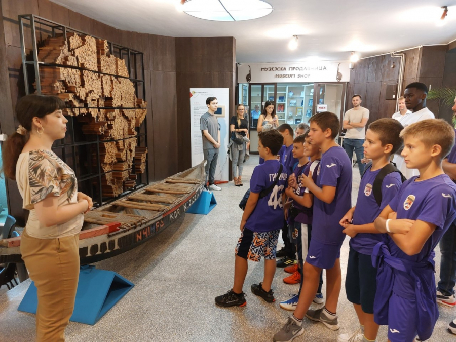 MEĐUNARODNI DAN OSOBA AFRIČKOG POREKLA OBELEŽEN I U RFK GRAFIČAR Fol Falu sa decom iz školice fudbala obišao Muzej afričke umetnosti i upoznao ih sa lepotama Senegala (FOTO)