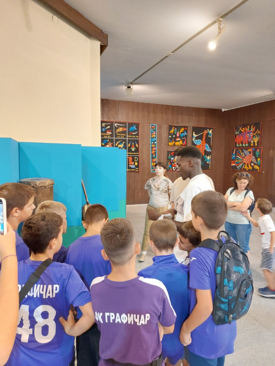 MEĐUNARODNI DAN OSOBA AFRIČKOG POREKLA OBELEŽEN I U RFK GRAFIČAR Fol Falu sa decom iz školice fudbala obišao Muzej afričke umetnosti i upoznao ih sa lepotama Senegala (FOTO)