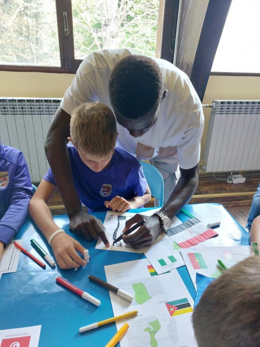 MEĐUNARODNI DAN OSOBA AFRIČKOG POREKLA OBELEŽEN I U RFK GRAFIČAR Fol Falu sa decom iz školice fudbala obišao Muzej afričke umetnosti i upoznao ih sa lepotama Senegala (FOTO)