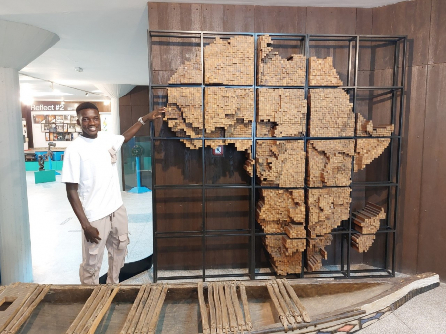 MEĐUNARODNI DAN OSOBA AFRIČKOG POREKLA OBELEŽEN I U RFK GRAFIČAR Fol Falu sa decom iz školice fudbala obišao Muzej afričke umetnosti i upoznao ih sa lepotama Senegala (FOTO)