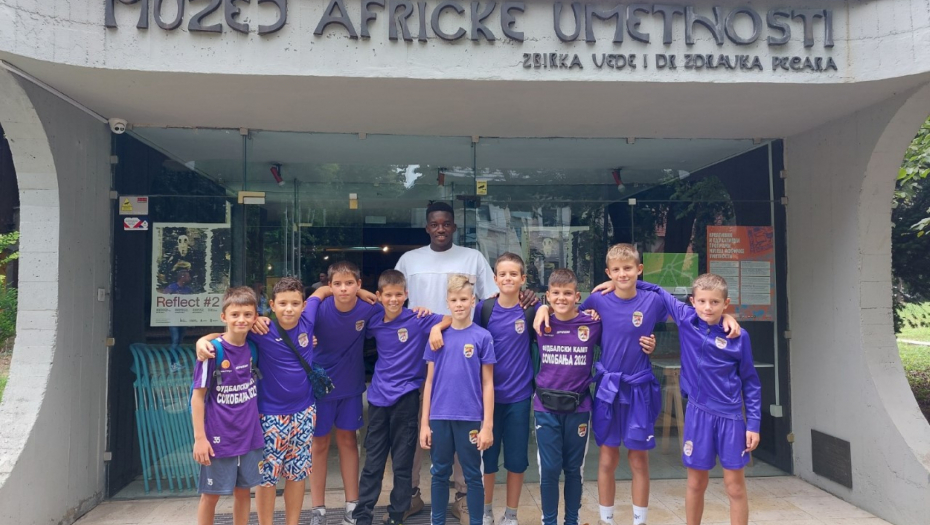 MEĐUNARODNI DAN OSOBA AFRIČKOG POREKLA OBELEŽEN I U RFK GRAFIČAR Fol Falu sa decom iz školice fudbala obišao Muzej afričke umetnosti i upoznao ih sa lepotama Senegala (FOTO)