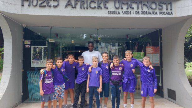 MEĐUNARODNI DAN OSOBA AFRIČKOG POREKLA OBELEŽEN I U RFK GRAFIČAR Fol Falu sa decom iz školice fudbala obišao Muzej afričke umetnosti i upoznao ih sa lepotama Senegala (FOTO)