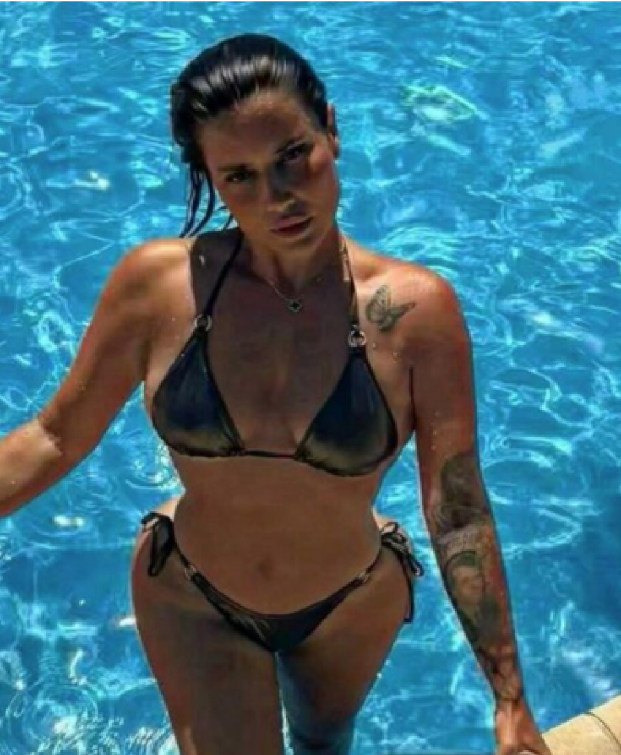 JAVNOST U ŠOKU ZBOG GODIŠTA MAJKE ADAMA ADAKTARA Alis objavljivala fotke u tangama, pa pokazala zgodno telo (FOTO)