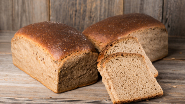 TRADICIONALNI SLATKI HLEB Glavni sastojak je med, topi se u ustima a ostaje svež i po nekoliko dana!