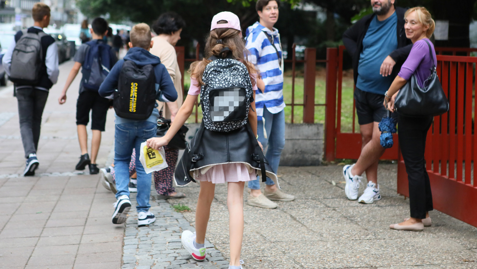 "OVO NIKAD NIJE BILO, ZA JEDAN DAN 15.000 DINARA" Ponuda za ekskurziju u  beogradskoj školi razbesnela roditelje