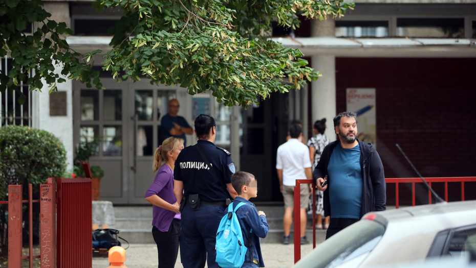 PET ŠKOLA U SRBIJI ZABRANILO MOBILNE TELEFONE Roditelji se digli na noge, pokrenuli inicijativu
