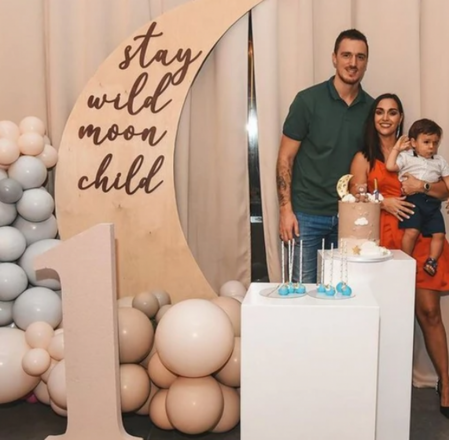 SLAVLJE KAO U BAJCI Ivana Maksimović i Danilo Anđušić proslavili sinov prvi rođendan (FOTO)