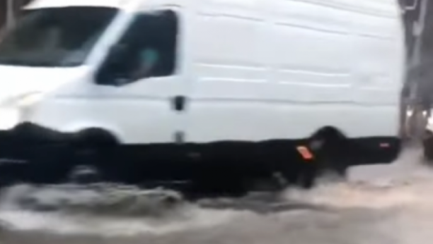 BUJICE KOD BRANKOVOG MOSTA Posle jake kiše vozila se jedva probijaju (FOTO/VIDEO)