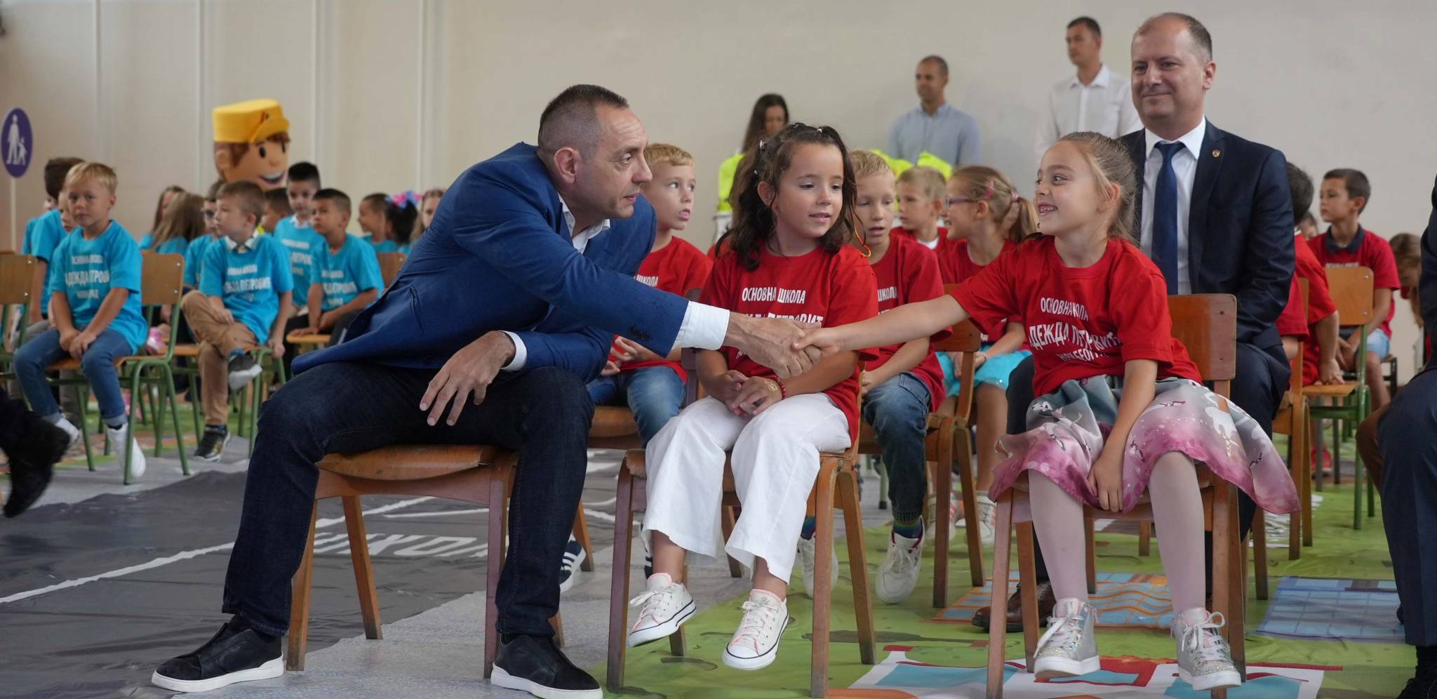 PRIORITET POLICIJE DA DECA BUDU SIGURNA I BEZBEDNA Ministar Vulin poželeo đacima prvog razreda uspešan početak školske godine (FOTO)