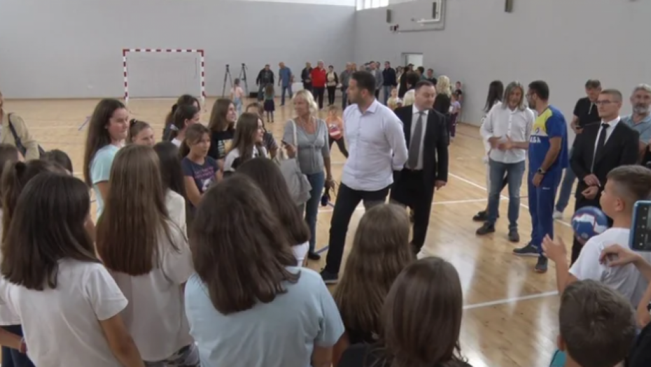 SPORT TREBA DA BUDE DOSTUPAN SVAKOM DETETU U SRBIJI Minsitar Udovičić prvog dana nove školske godine sa osnovcima iz Obrenovca (FOTO)