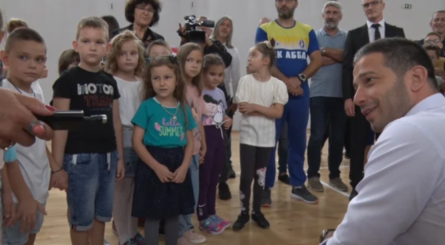 SPORT TREBA DA BUDE DOSTUPAN SVAKOM DETETU U SRBIJI Minsitar Udovičić prvog dana nove školske godine sa osnovcima iz Obrenovca (FOTO)