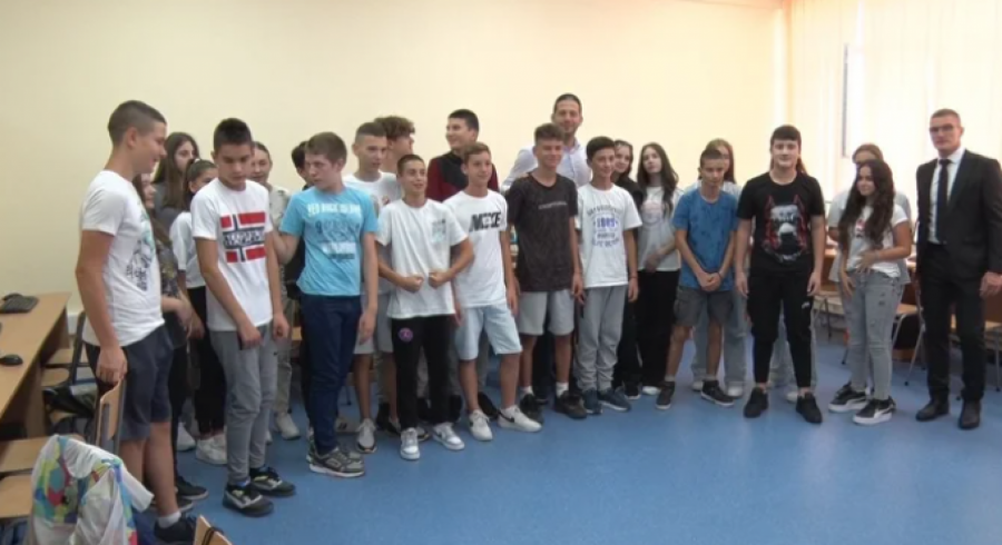 SPORT TREBA DA BUDE DOSTUPAN SVAKOM DETETU U SRBIJI Minsitar Udovičić prvog dana nove školske godine sa osnovcima iz Obrenovca (FOTO)