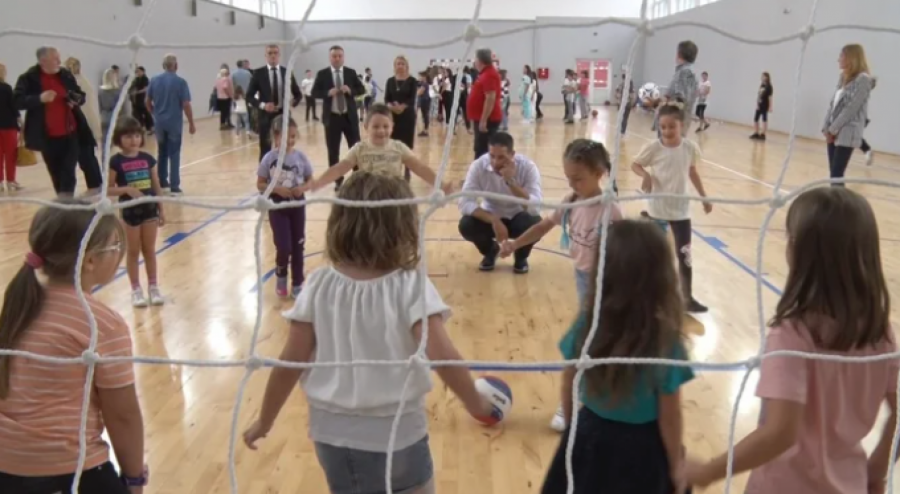 SPORT TREBA DA BUDE DOSTUPAN SVAKOM DETETU U SRBIJI Minsitar Udovičić prvog dana nove školske godine sa osnovcima iz Obrenovca (FOTO)
