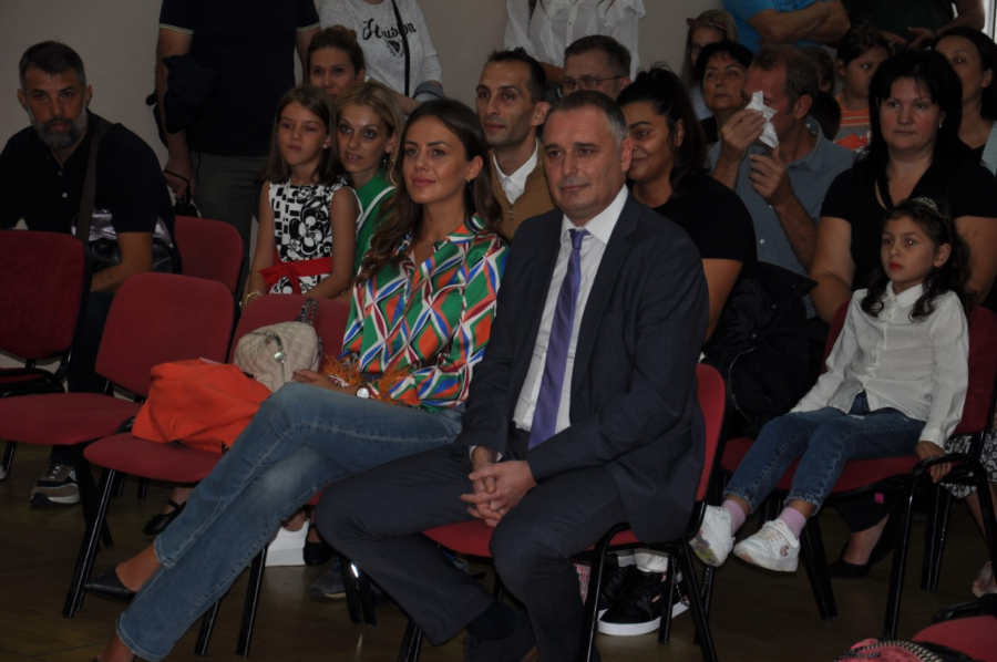 PRVI DAN ŠKOLE NA SAVSKOM VENCU Predsednik opštine Vidić i ministarka Kisić uručili poklone đacima (FOTO)
