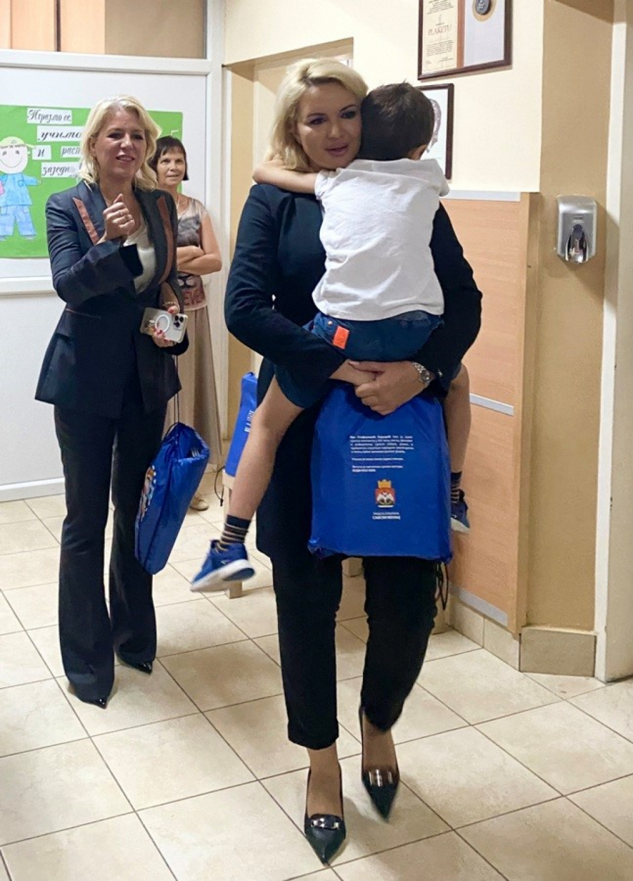 PRVI DAN ŠKOLE NA SAVSKOM VENCU Predsednik opštine Vidić i ministarka Kisić uručili poklone đacima (FOTO)
