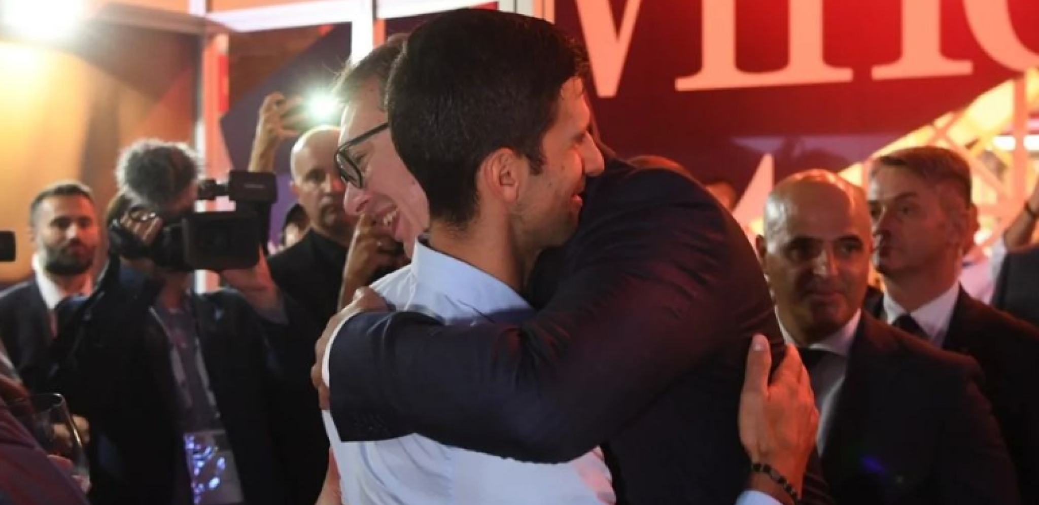 SUSRET SA ŠAMPIONOM Aleksandar Vučić u zagrljaju Novaka Đokovića na Prvom međunarodnom sajmu vina "Vinska vizija Otvorenog Balkana" (FOTO+VIDEO)