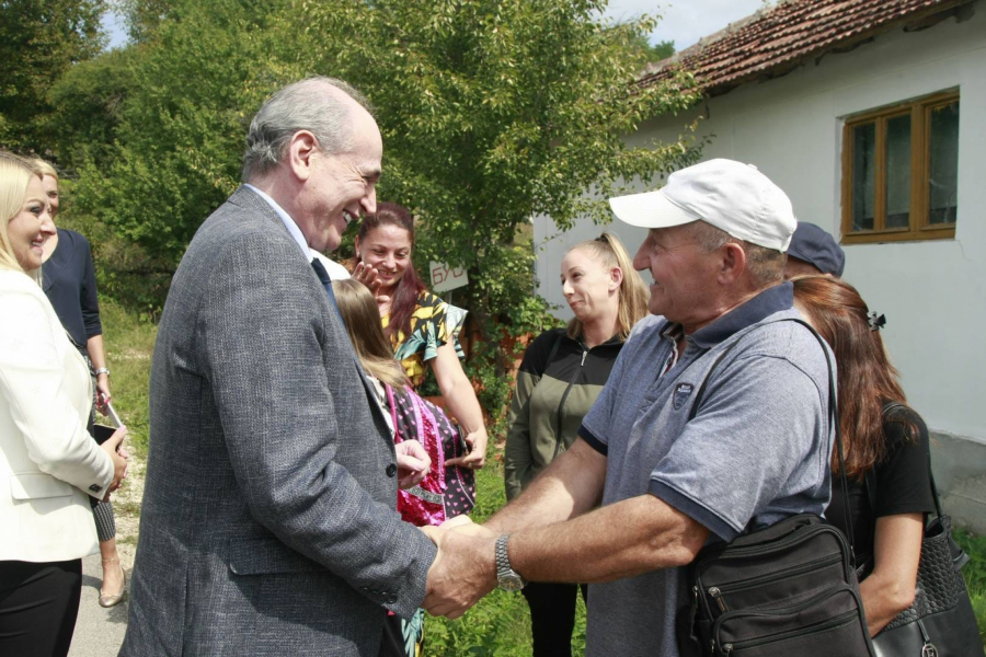 PRVI DAN U ŠKOLU MINIBUSEM Krkobabić: Prvi školski dan i deci i roditeljima jedna briga manje