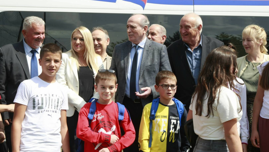 PRVI DAN U ŠKOLU MINIBUSEM Krkobabić: Prvi školski dan i deci i roditeljima jedna briga manje