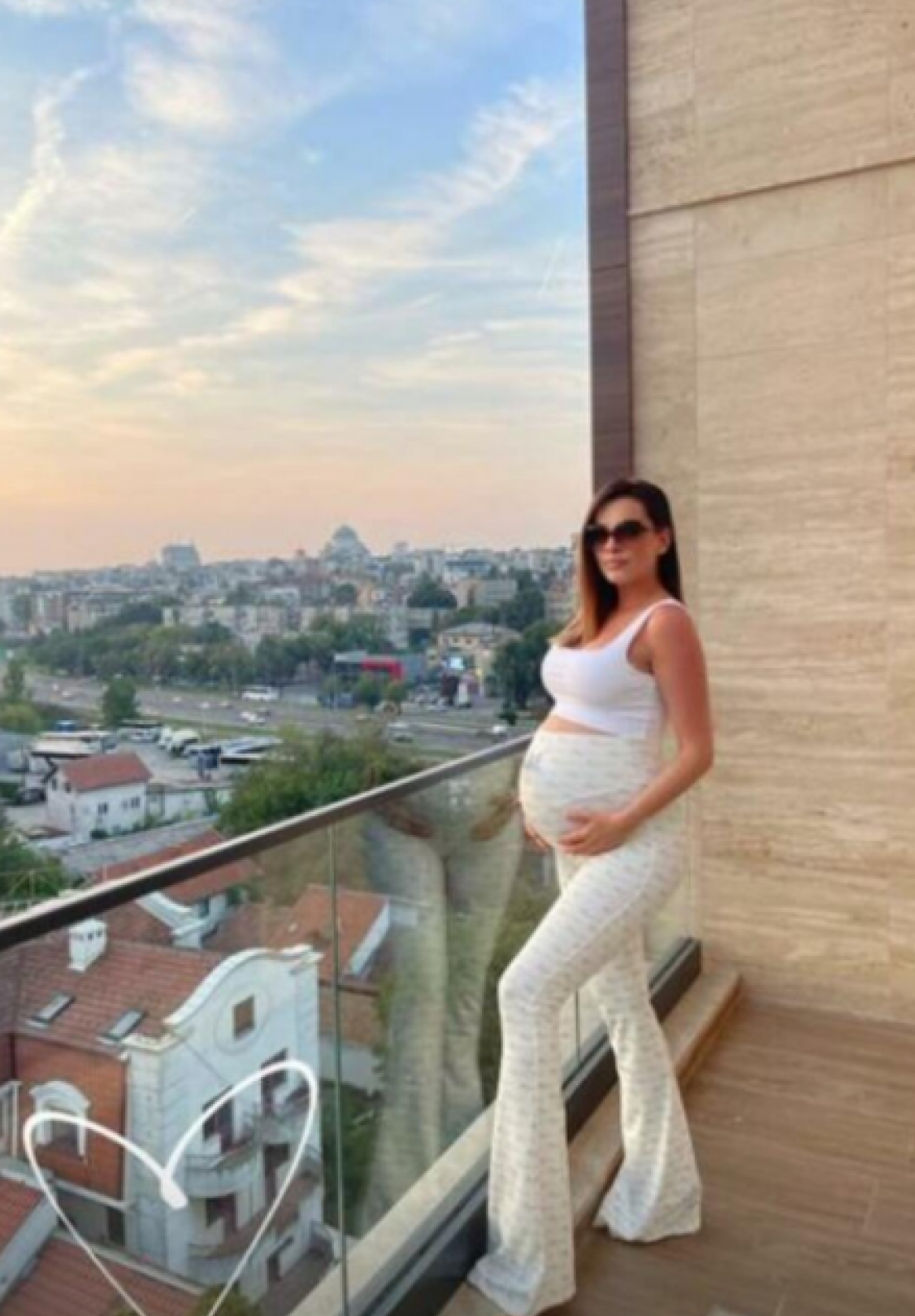 EVO GDE ŽIVI JELENA KOSTOV Trudna pevačica se baškari u luksuznom stanu, a tek da vidite pogled sa terase (FOTO)