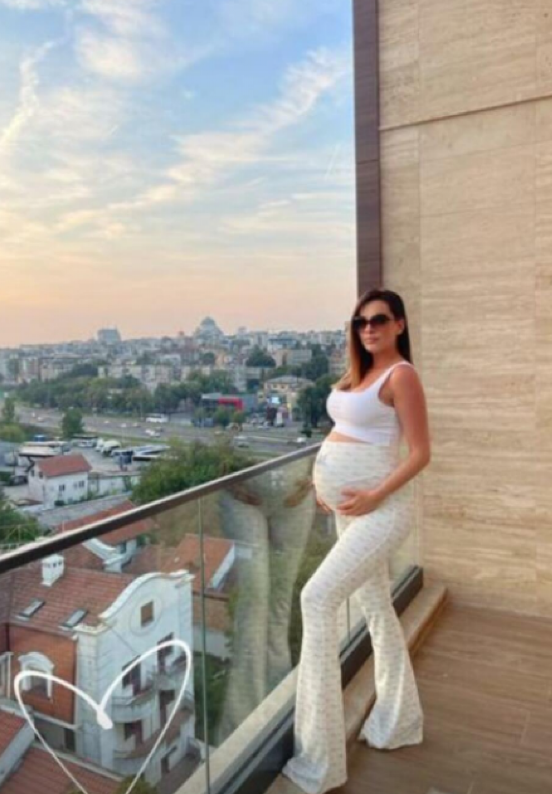 PRAVA BOMBA! Jelena Kostov posle porođaja izgleda brutalno, objavila fotku u peškiru, usijala društvene mreže (FOTO)