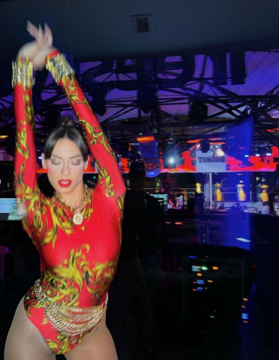 SARA JO PRAVA BOMBA Pevačica obukla brendirani kombinrzon i zamešala kukovima, a evo šta je dobila na nastupu (VIDEO)