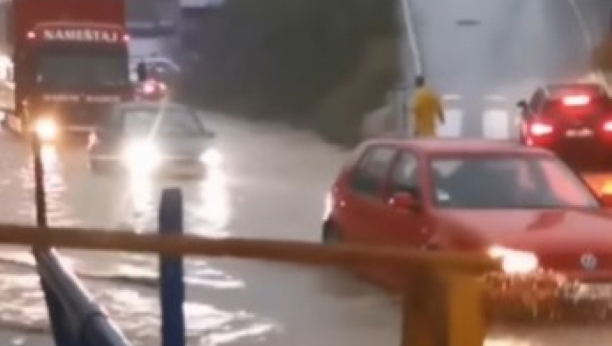 HAOS NAKON NEVREMENA U NOVOM PAZARU Ulice totalno poplavljene, voda ulazi u automobile (VIDEO)