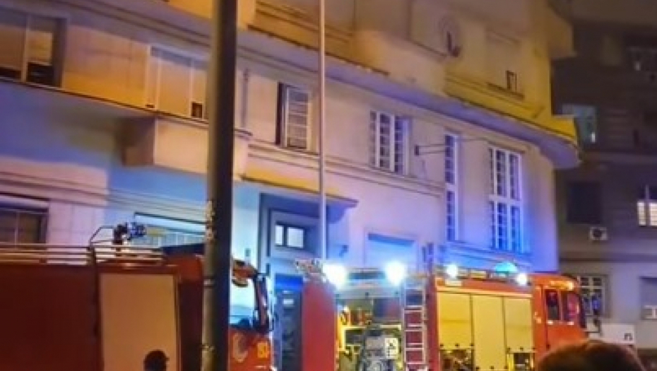 GORI STAN U CENTRU BEOGRADA Otkriven mogući uzrok požara, vatrogasci na licu mesta (VIDEO)