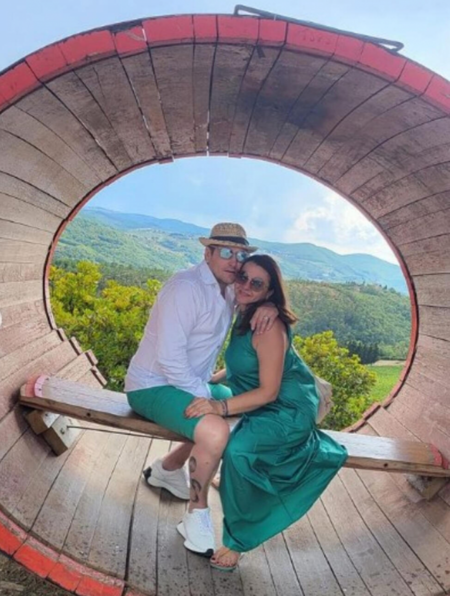 ACO PEJOVIĆ UŽIVA PUNIM PLUĆIMA Pevač otputovao u Italiju, pije najbolja vina, puši tompus, a pored njega ona (FOTO)