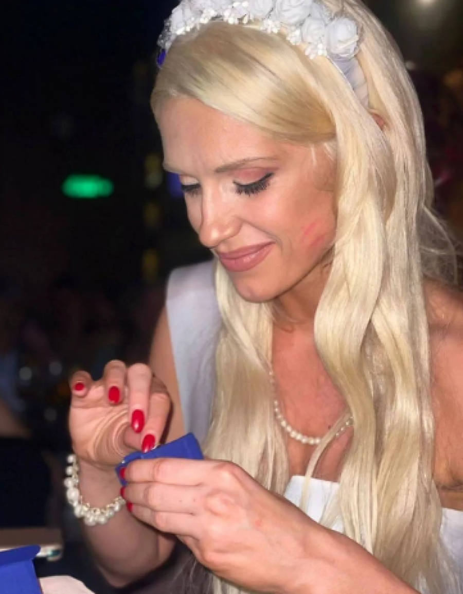 ANJA MIT PROSLAVILA DEVOJAČKO VEČE Glumica uživala u provodu, obradovale je koleginice, a onda je usledilo veliko iznenađenje (FOTO)