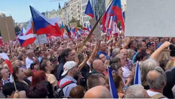 ČESI PROTIV EU I NATO Oko 100.000 ljudi u Pragu na protestima, traže vojnu neutralnost i gas od Rusije (FOTO,VIDEO)