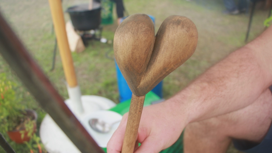 MUD(R)IJADA U ŠUMADIJI, TAKMIČENJE U KUVANJU TESTISA Srbi jedini na svetu imaju ovakvu menifestaciju, evo kako to izgleda (VIDEO)