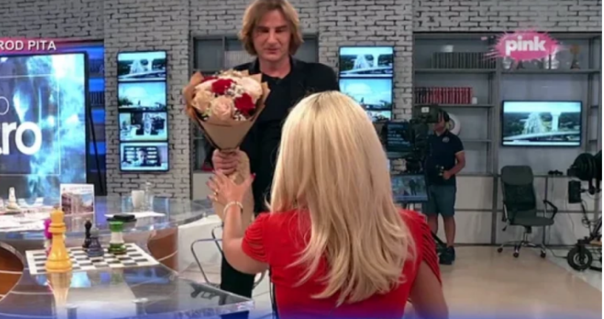 ŽELJKO MITROVIĆ IZNENADIO JOVANU JEREMIĆ Uživo u emisiji joj doneo poklon kom se nije nadala: Imam tremu