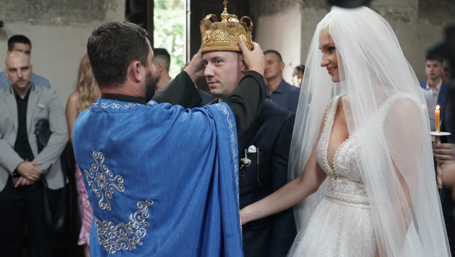 IZA KULISA TRI VIP SVADBE Ćerka pevačice u crnoj haljini, glumica na venčanju ponela 3 venčanice (FOTO)