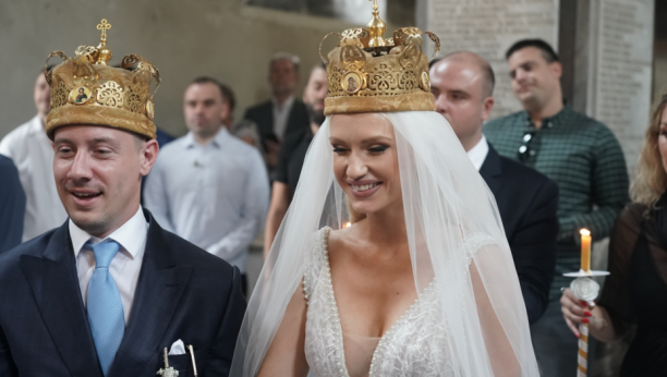 OVE POZNATE DAME SU ODLEPILE ZA PILOTIMA Njih je spojio avion, a ova pevačica voli zgodnog kapetana